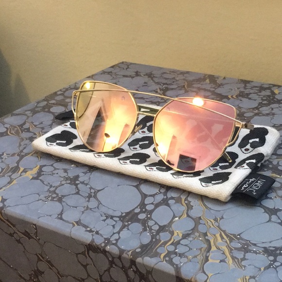 Mirrored Sunnies with Gold Frame - Picture 1 of 8